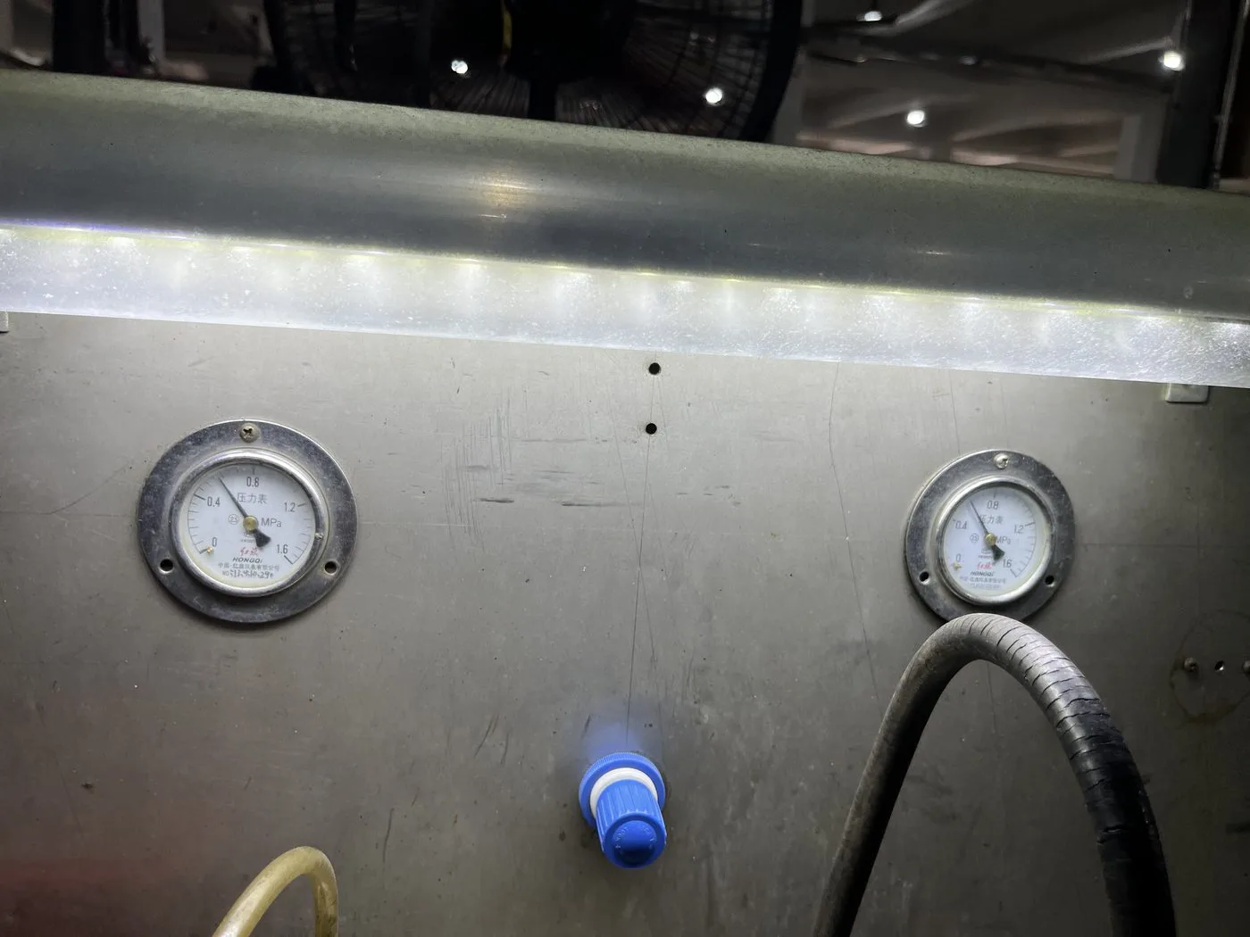 Pressure test bench dual gauges