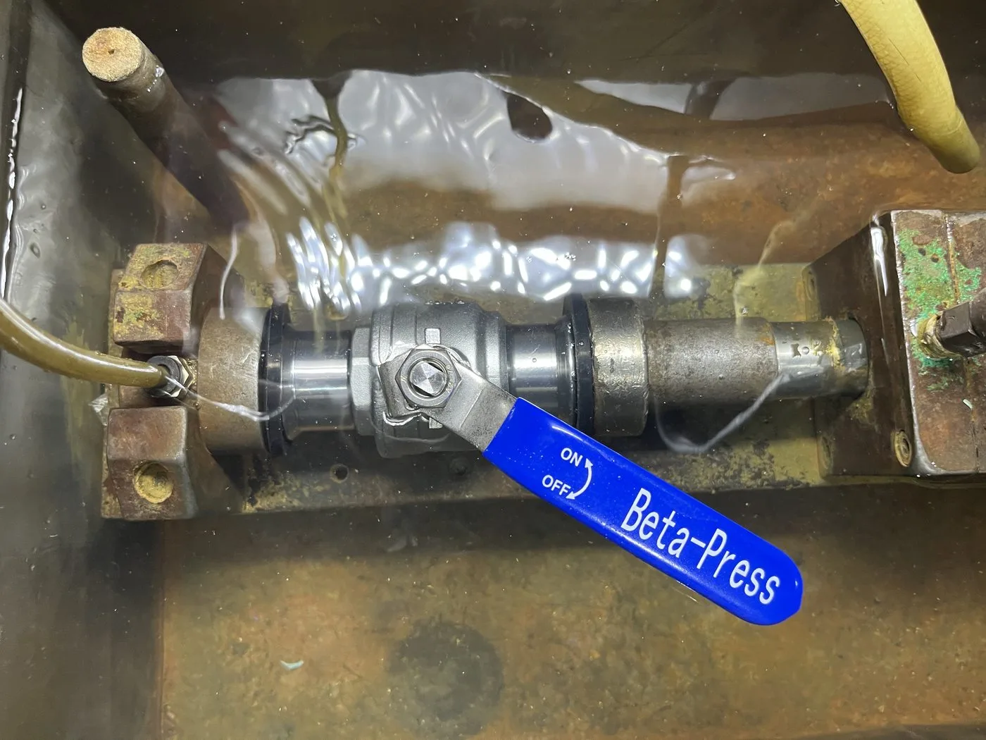 Valve in water bath pressure test