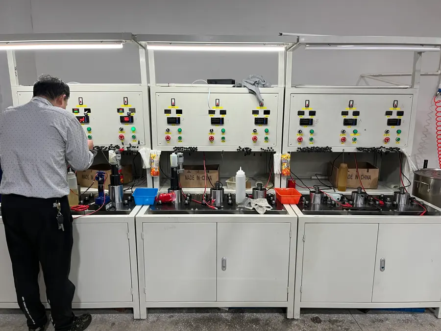 Motor assembly production line with 3 stations