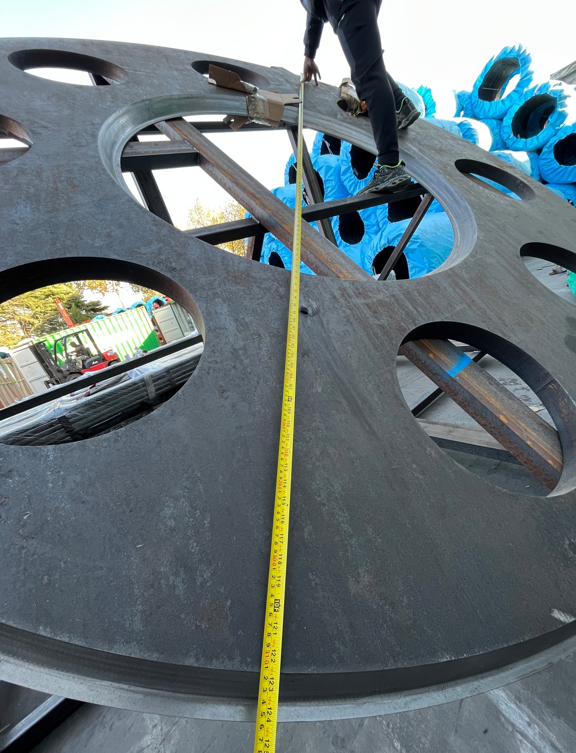 Tape measurement on round steel component
